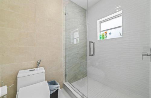 Luxury Vacation House in Miami’s Center! - Photo 37