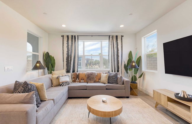 Lakefront w/ Private Pool, Great for Festival Season Lago Luxe by Avantstay - Foto 8