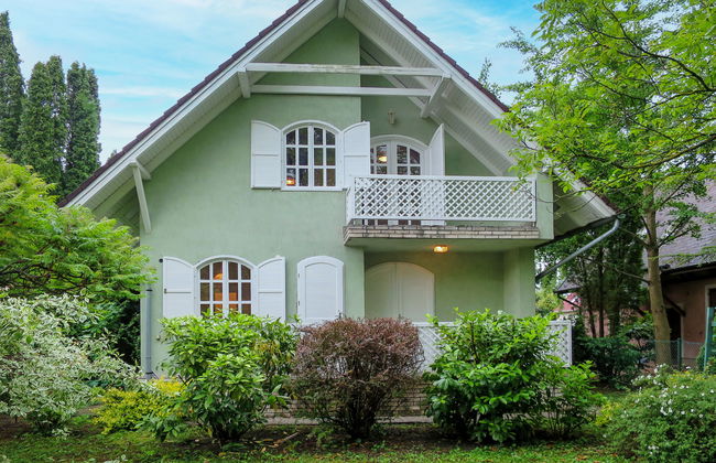 4 bedroom House in Siófok with garden and terrace - Photo 1