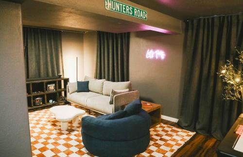 Vibrant Forest Retreat - Game Room, Spa, Fire Pit - Sleeps10 - Foto 47