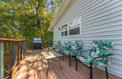 Lakefront Retreat with Deck Movie Room and Yard - Foto 54