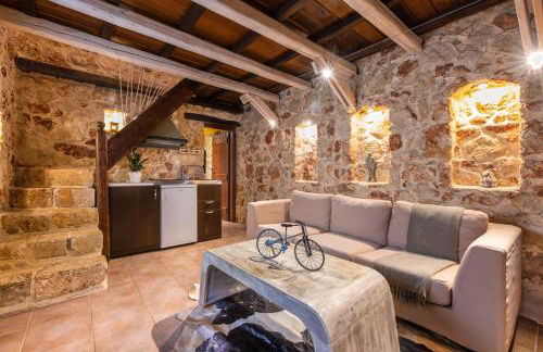 Verekinthos Villas - Pool, Hot Tub, BBQ, Kids Playground, Stunning Mountain Views - Photo 7