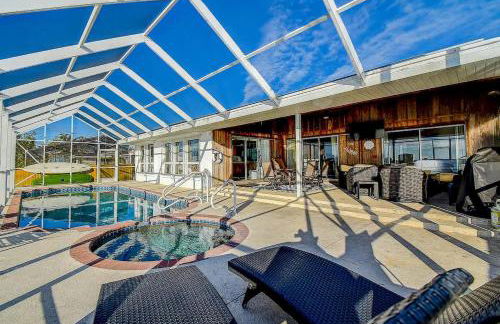 Family Waterfront 4BR Home Heated Pool Private Pier - Photo 51