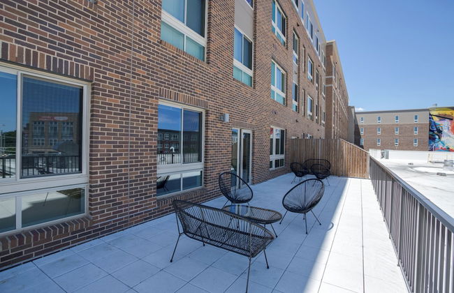 Spacious 2BR Apt with Den W Balcony - Foto 28