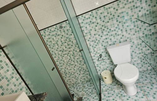 Belíssima Casa a Beira Mar com Piscina Aquecida Cobrado a Parte, 5 Quartos com Ar Condicionado, Amplo Salão de Jogos com Mesas de Bilhar e Pebolim, Amplo Espaço Externo com Churrasqueira em Deck Gourmet Coberto frente a Piscina,Tudo isso á Beira Mar - Photo 26