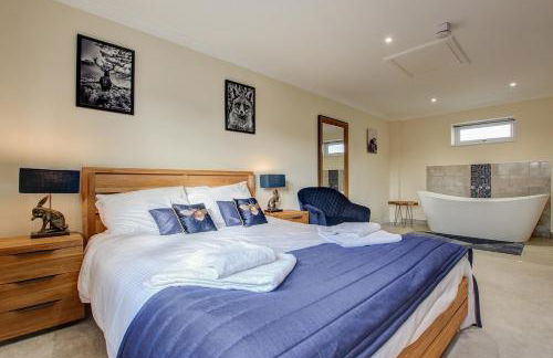 Hunters Cottage - Luxury, high end, hot hub, AC, slipper bath, couples retreat - Photo 50