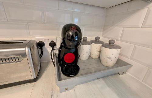 The Heritage Hideaway - King bed, Free parking, Walk to c-centre & Hospital - Foto 12