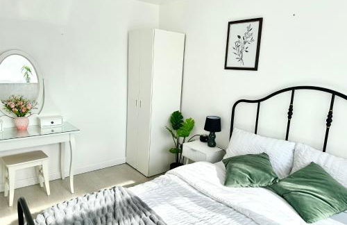 5 bedroom detached house sleeps 13 spacious Parking 5 mins driving to Bicester Village - Foto 10