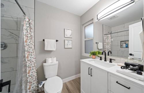 Entire Private Home with 3 Bedrooms 2 Bathrooms, Hot Tub, Garage, King Bed, Available Now - Foto 29