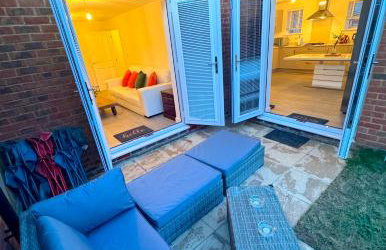Detached 4BR House - Private Garden, Garage & Parking - Perfect for Long Stays, Families, Contractors - Photo 2