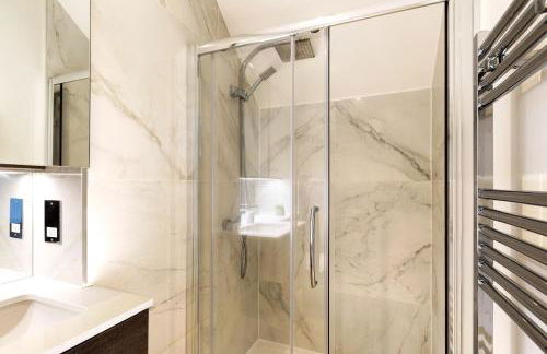 Elegant 2 Bed Flat with Balcony in Finchley - Photo 10