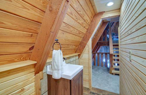 Lakefront A-Frame Cabin with Community Perks - Foto 25