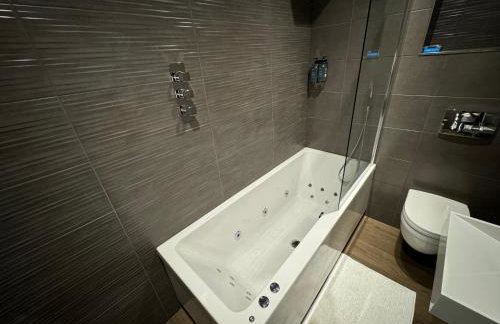 Luxury 6-Bed House - 6 En Suite- Jaquzzi Baths - Private Parking - Suitable for contractors - Foto 23