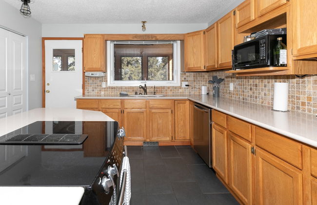 Dream 4-Br 4-Ba Chalet | Private Hot Tub | 2 min to Jasper National Park Gates - Photo 8