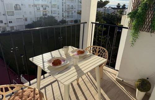 Laguna Beach Haven, WIFI, swimming pools, beach a few steps away, shops - Photo 2