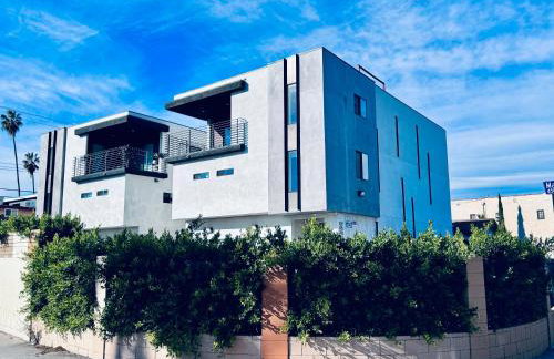 Cozy Chamber 3 BR Hollywood Townhouse - Photo 2