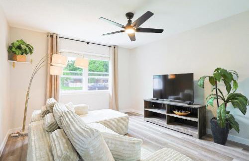 Luxury 4BR Retreat 10 Mins to Downtown & Lake - Photo 20