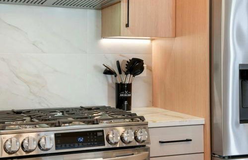 Modern 2BR2BA Condo Free Parking and Balcony - Foto 15