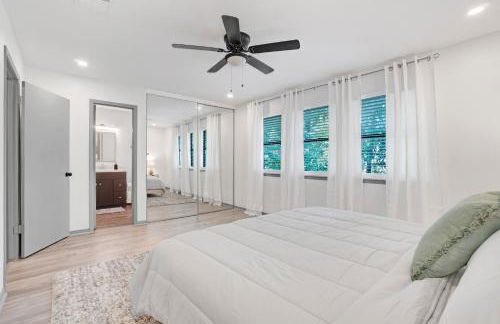 Treehouse Retreat 2Bed 2Bath Entire Townhome in The Woodlands - Foto 8