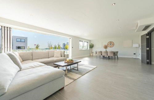 Modern 5 Bedroom Luxury Home with Sea Views and Hot Tub - Photo 15