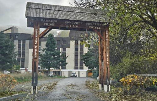 Sunny balcony steps from the slopes - Foto 21
