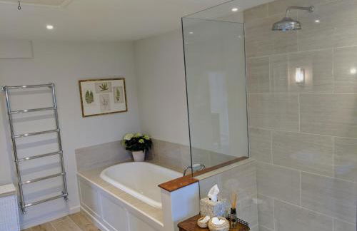 5 star Cotswold luxury with orchard garden - Foto 23