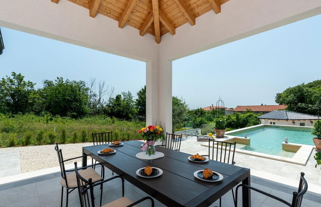 Modern Villa With Swimming Pool and Fenced Garden - Photo 20