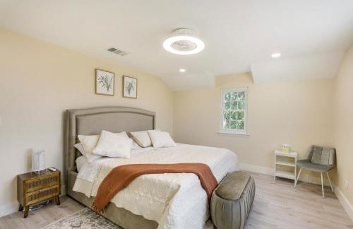 Remodeled Farmhouse on 18 Acres 8 Mi to Elgin! - Foto 13