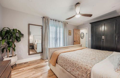 Elegant & Spacious Family Gem with Games, Office, Yard - Foto 3