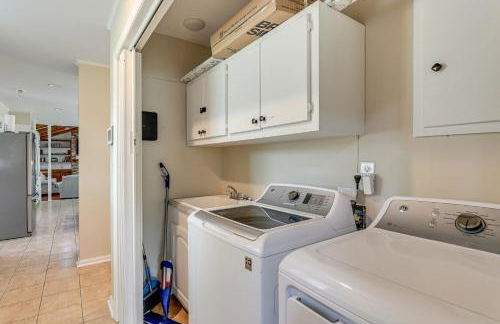 Patio and Pool Table Lake Marion Getaway - Foto 28