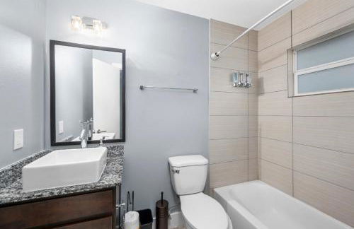 Chic 1BR Stay with King Bed and Free Park - Foto 9