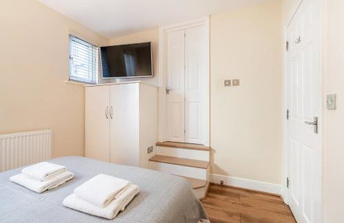 One Bedroom Flat in Bush Hill Park - Photo 15