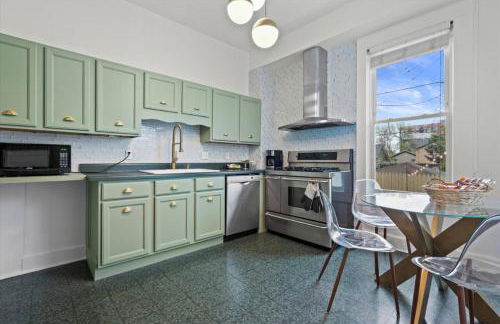 4 Bedroom 3 Story Townhouse with Free Parking - Foto 15