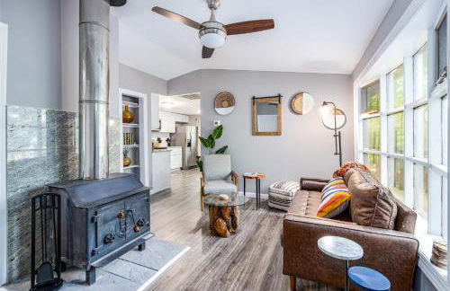 Cozy & Modern w Hot Tub, Fire Pit, Grill & Pond - Photo 8