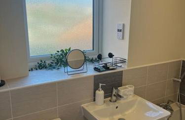 Great Ambience 3-Bedroom for Groups & Contractors - Photo 13