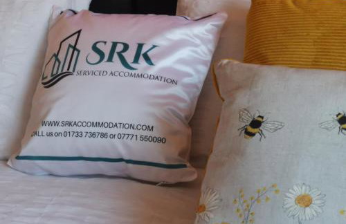 Beautiful & Spacious with 2 Free Parking Spaces - SRK Accommodation - Photo 12
