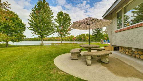 Lakefront Home - Private Dock, Fire Pit and Yard - Foto 4