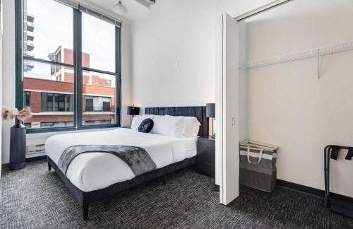 West Loop - City Views With In & Out Parking 2 - Photo 9