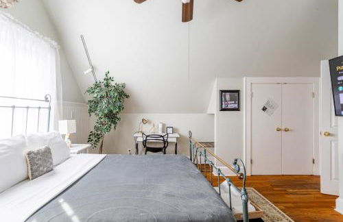 Charming 2BR Getaway with Modern Comforts - Foto 78