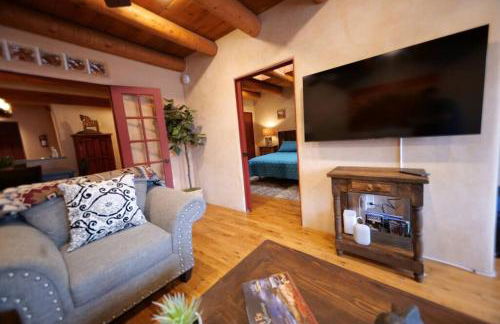 Enchanted Casita with Private Outdoor Hot Tub and Patio, Near Santa Fe Plaza, Sleeps 4 with free parking - Foto 4