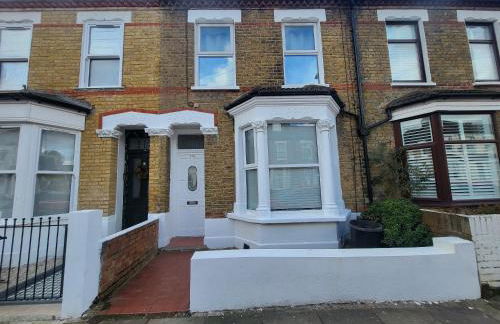 Central 5BR Retreat - Walk to Tube, Explore London - Photo 2
