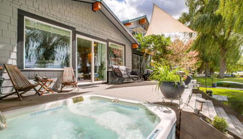 Hot Tub, Deck and Mtn Views Nine Mile Falls Duplex - Foto 3