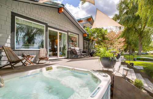 Hot Tub, Deck and Mtn Views Nine Mile Falls Duplex - Foto 3