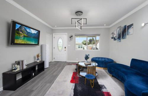 Pasadena Charming Vacation Home with Hot Jacuzzi - Photo 1