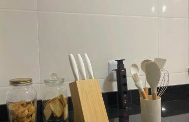 Apartamento em Poços - Varanda com Churrasqueira - Foto 8