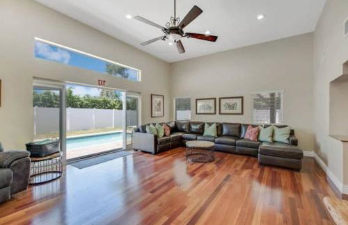 Home with pool by Dream Vacation - Foto 20