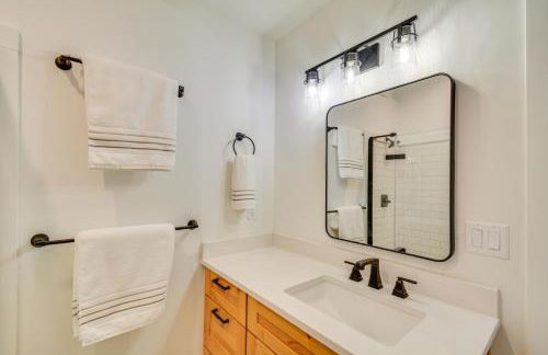 2 Mi to Lake Stunning Twin Lakes Home with Deck - Foto 17