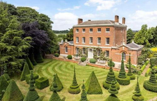 CRESSY HALL - Historic Grade II Listed Manor, Gorgeous Topiary Garden - Foto 1