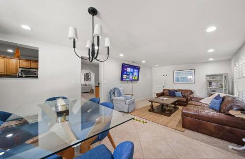 Tropical PoolHome Walk to Shops Near Beach - Foto 25