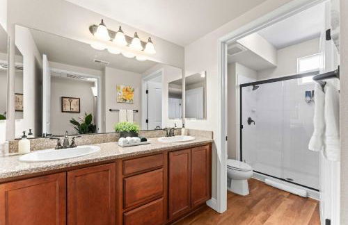 New Trendy 1BR Apartment with Heated Pool Gym & Minigolf - Foto 18